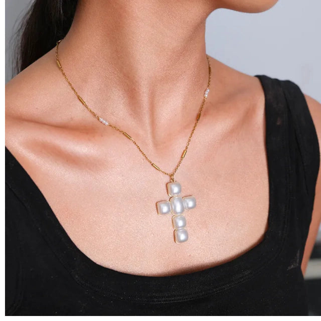 Collar Pearl Cross