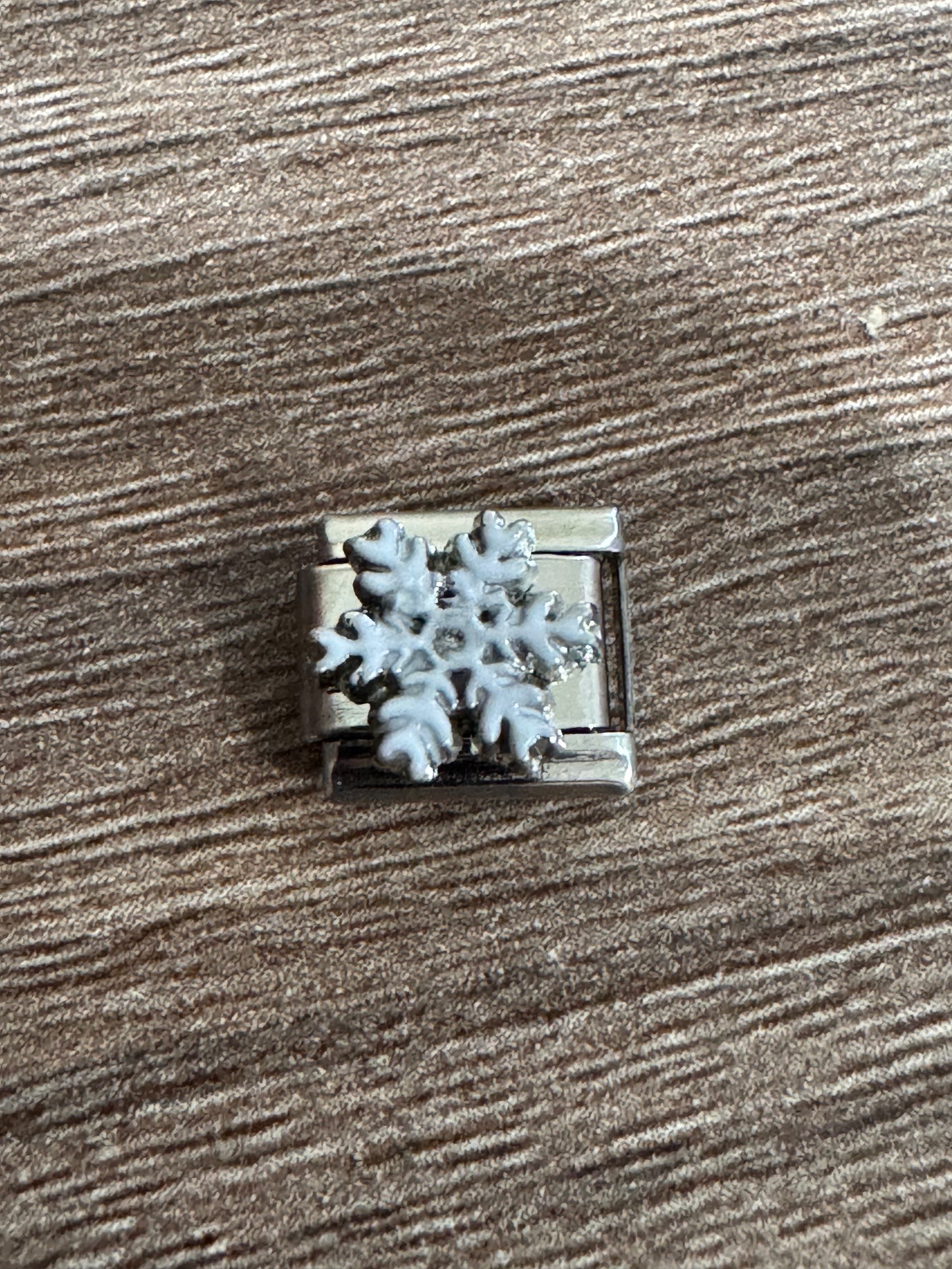 IB Charm Snow